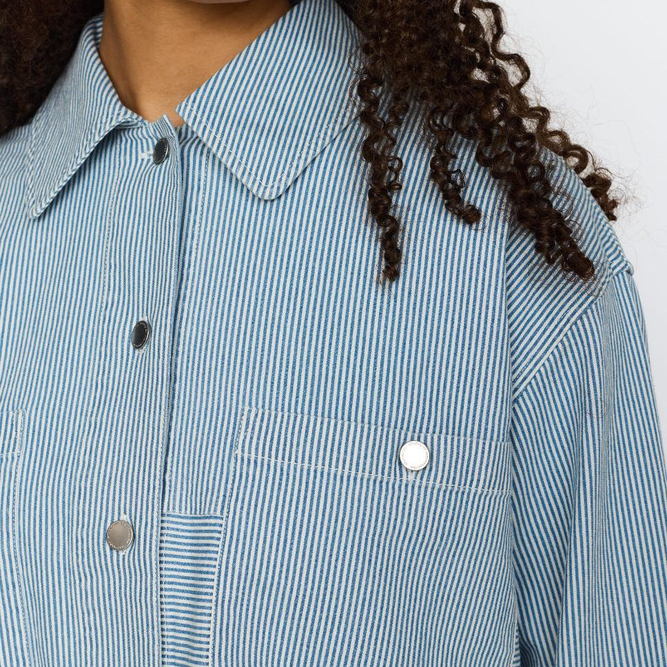 Blåstribet skjorte i bomuld med firkantede brystlommer og afslappet pasform