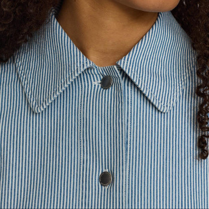 Oversized cropped skjorte i stribet bomuld set forfra