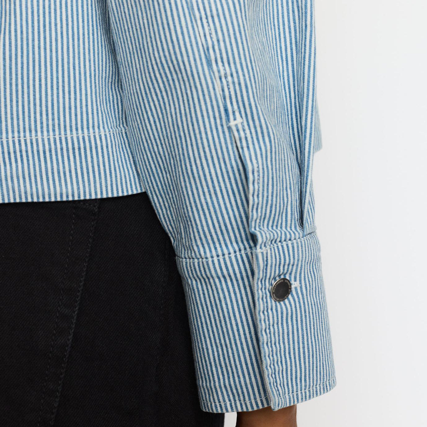 Boxy bomuldsskjorte i blå striber med manchetter og knaplukning