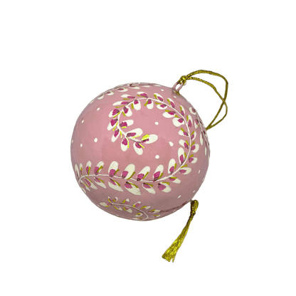 En julekugle fra Balsalens eget mærke. Denne er malet i hånden med motiv af Ella Skov. Julekuglen er i lyserøde farver og med motiv af små fjer. Dette er den store variant