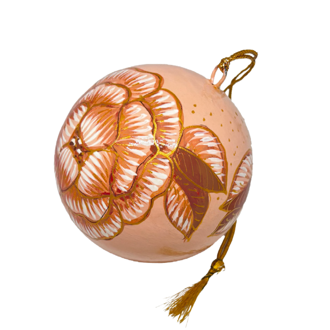 En julekugle fra Balsalens eget mærke. Denne er malet i hånden med motiv af Ella Skovs blomst. Julekuglen er i terracotta farver. Dette er den store variant