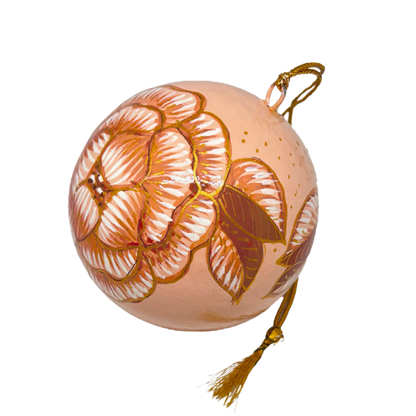 En julekugle fra Balsalens eget mærke. Denne er malet i hånden med motiv af Ella Skovs blomst. Julekuglen er i terracotta farver. Dette er den store variant