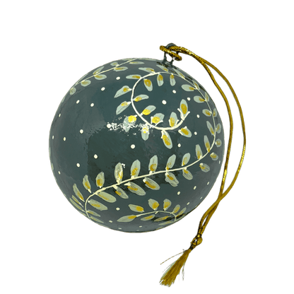 En julekugle fra Balsalens eget mærke. Denne er malet i hånden med motiv af Ella Skov. Julekuglen er i grønne farver og med motiv af små fjer. Dette er den store variant