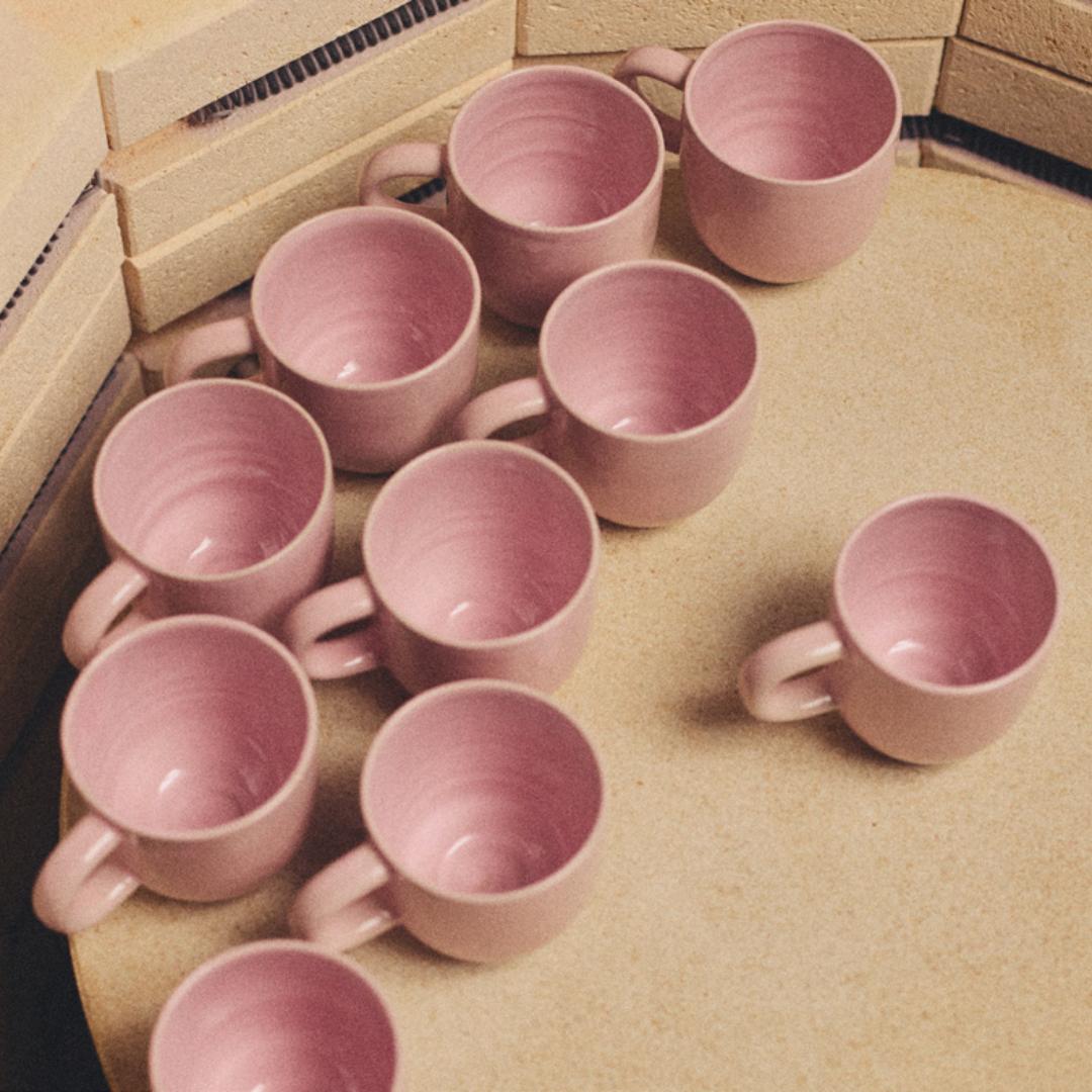 Oda rund kop fra Julie Damhus i rosa pink glasur, limited edition design lavet i samarbejde med Soft Rebels
