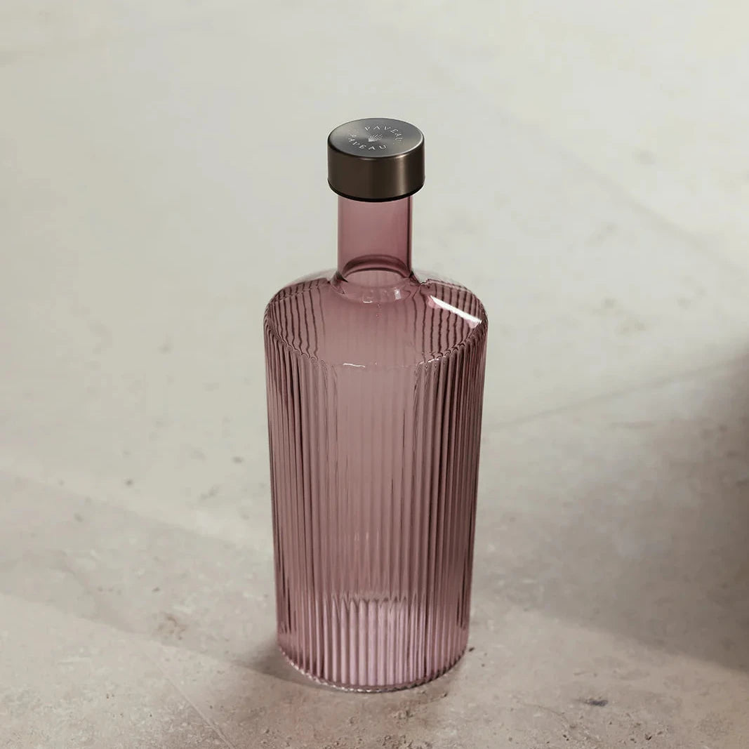 En rifet vandkande i en burgundy/rosa farve