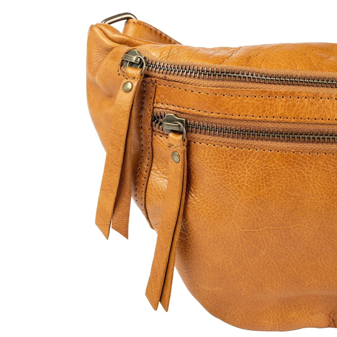 Det er den perfekte lille bumbag.. Når man ikke rigtigt har brug for en taske, men alligevel lige skal have de mest nødvendige ting med såsom nøgler, pung og telefon. Så slynger man den bare over skulderen og hænderne er fri - helt perfekt til en dag på farten. FAUST I FARVEN BURNED TAN