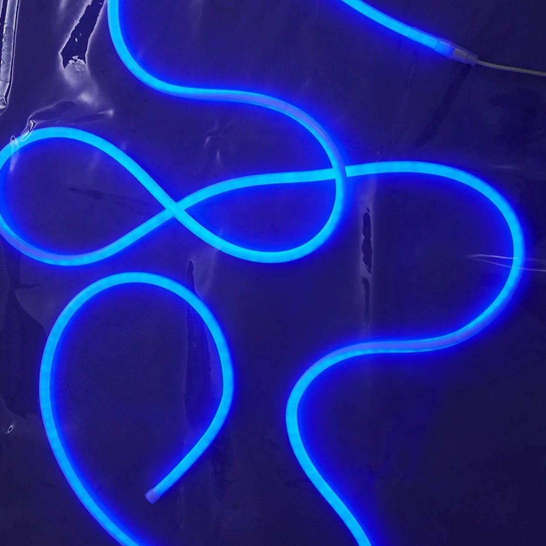 Flextube lampen er et lysstofrør i blå og 5 meter