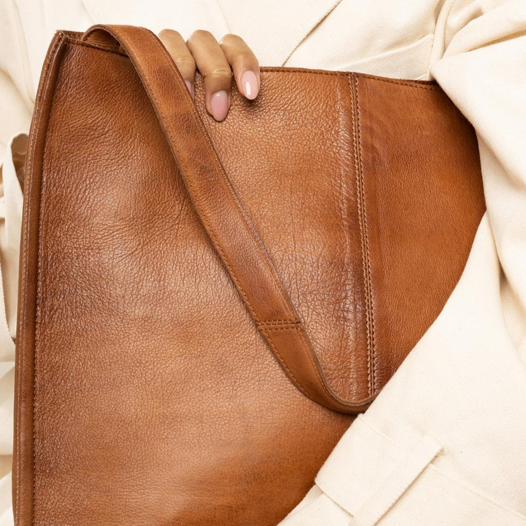 ARO er en klassisk tidløs taske. Den er firkantet har skulderstropper og en lang aftagelige skulderstrop. Brug den som arbejdstaske eller hverdagstaske