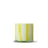 Denne håndlavet lysestage med en hvid baggrundsfarve og gule striber pifter ethvert hjem op!
