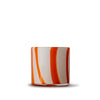 Denne håndlavet lysestage med en hvid baggrundsfarve og orange striber pifter ethvert hjem op!