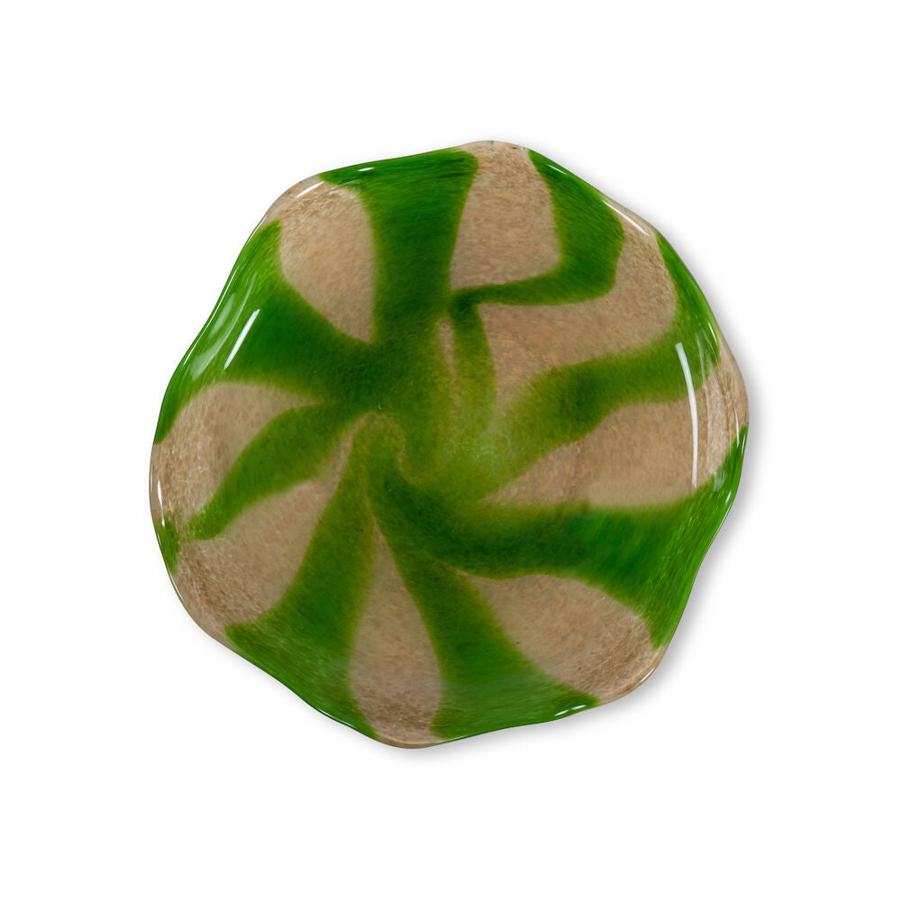 Håndlavet tallerken i en bølget form og med grønne striber på en beige baggrund