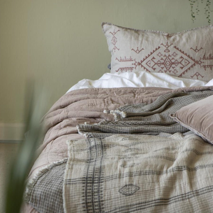 Ib Laursen sengetæppe i quilt i farven burned rose