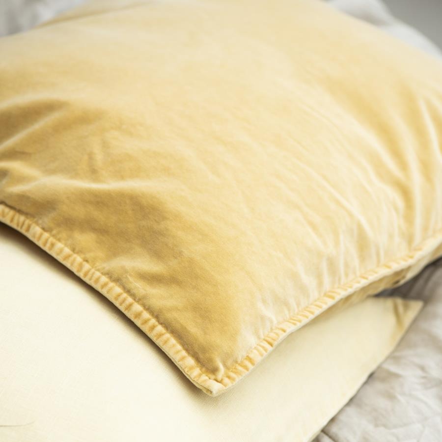 Ib Laursen velour pude 50x50 i farven lemon drop