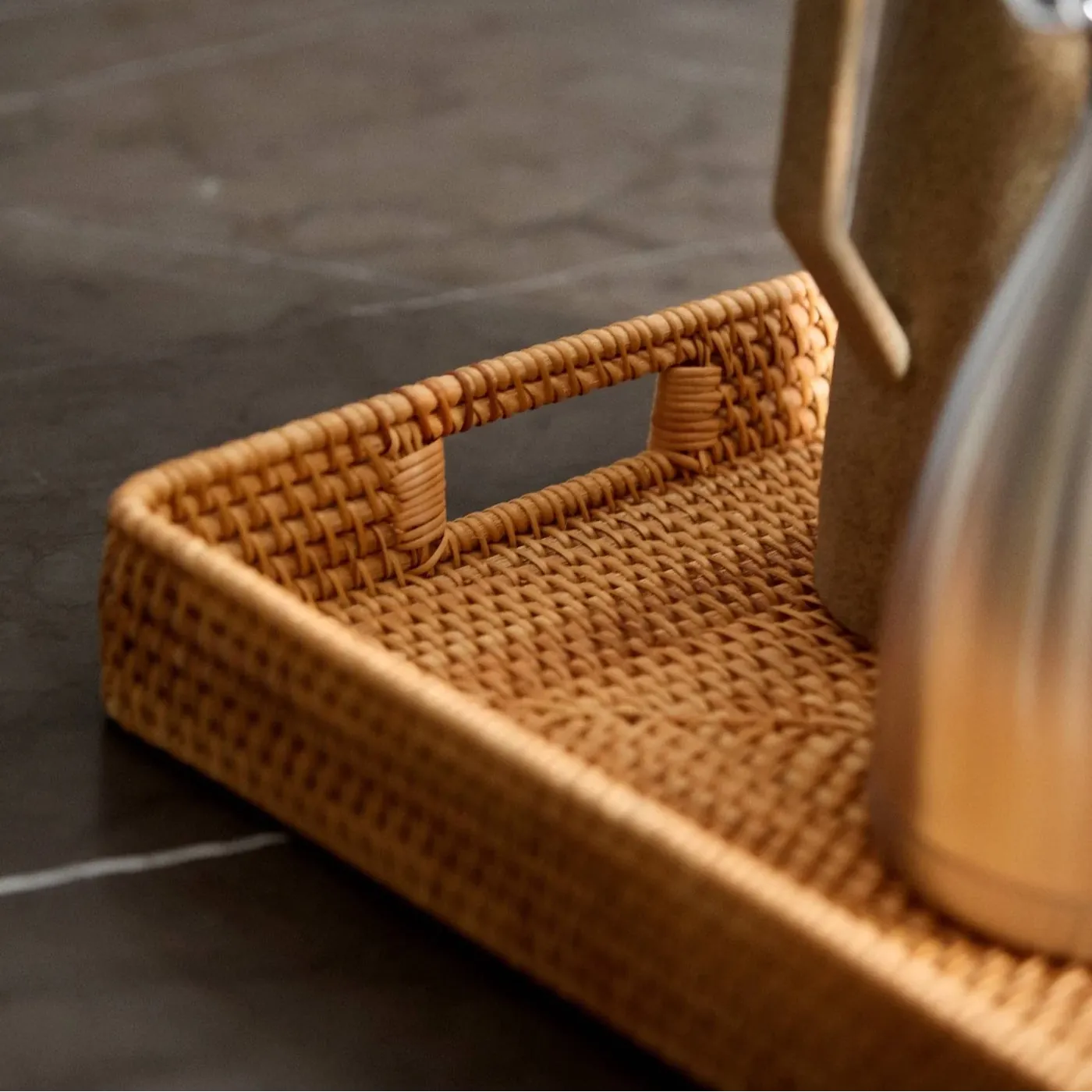 Håndlavet rattan bakke til servering og opbevaring i naturligt design
