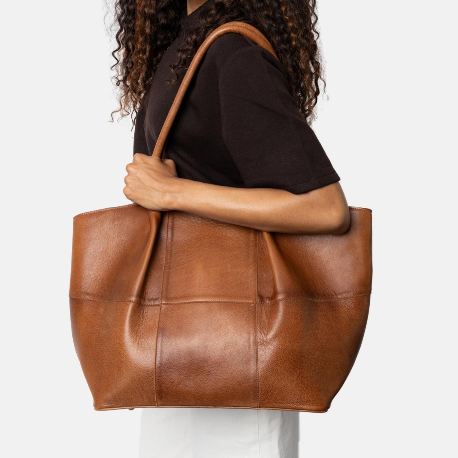 Mane, Stor Urban Skuldertaske - Walnut