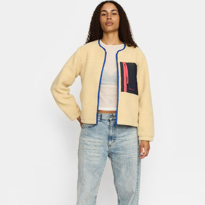 Offwhite teddyjakke fra Selfhood med en brun lomme på brystet