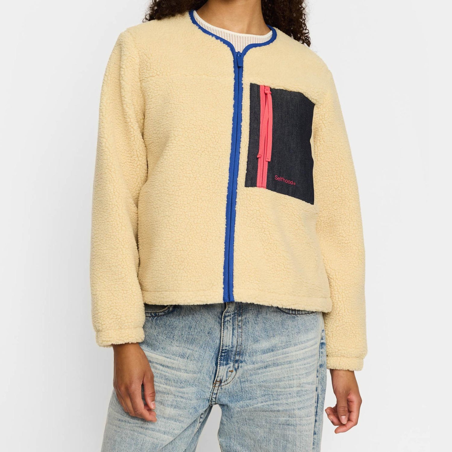 Offwhite blød fleecejakke i teddy-kvalitet med praktiske detaljer