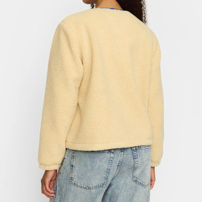 Varm off white teddyjakke med åndbart materiale til kølige forårsdage