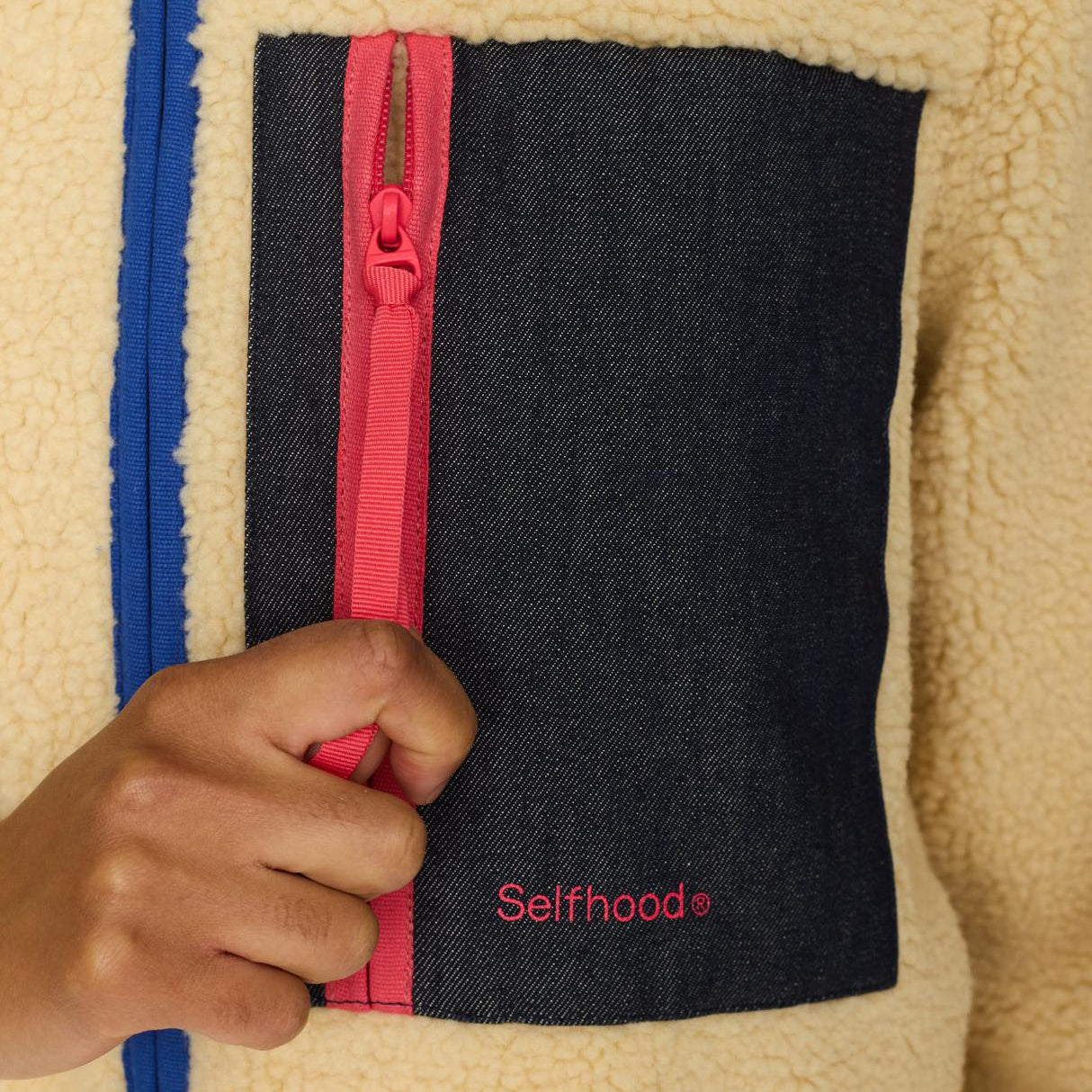 Offwhite sherpa fleece jakke med justerbar bund og afslappet fit