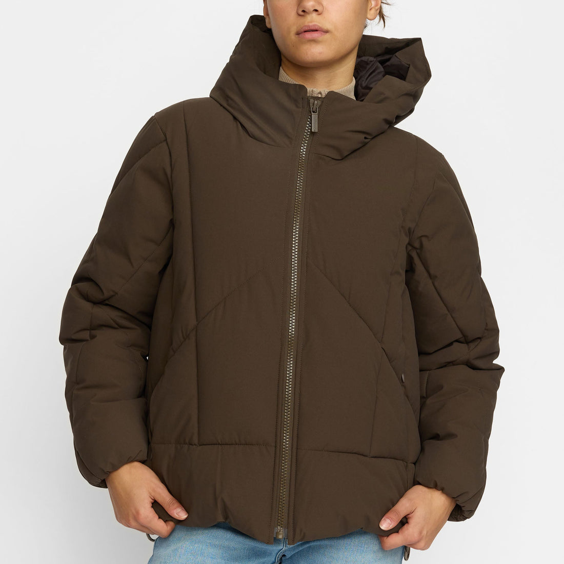 Mørkebrun dynejakke fra Selfhood - perfekt til efterår og vinter