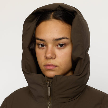 Mørkebrun dynejakke fra Selfhood - perfekt til efterår og vinter