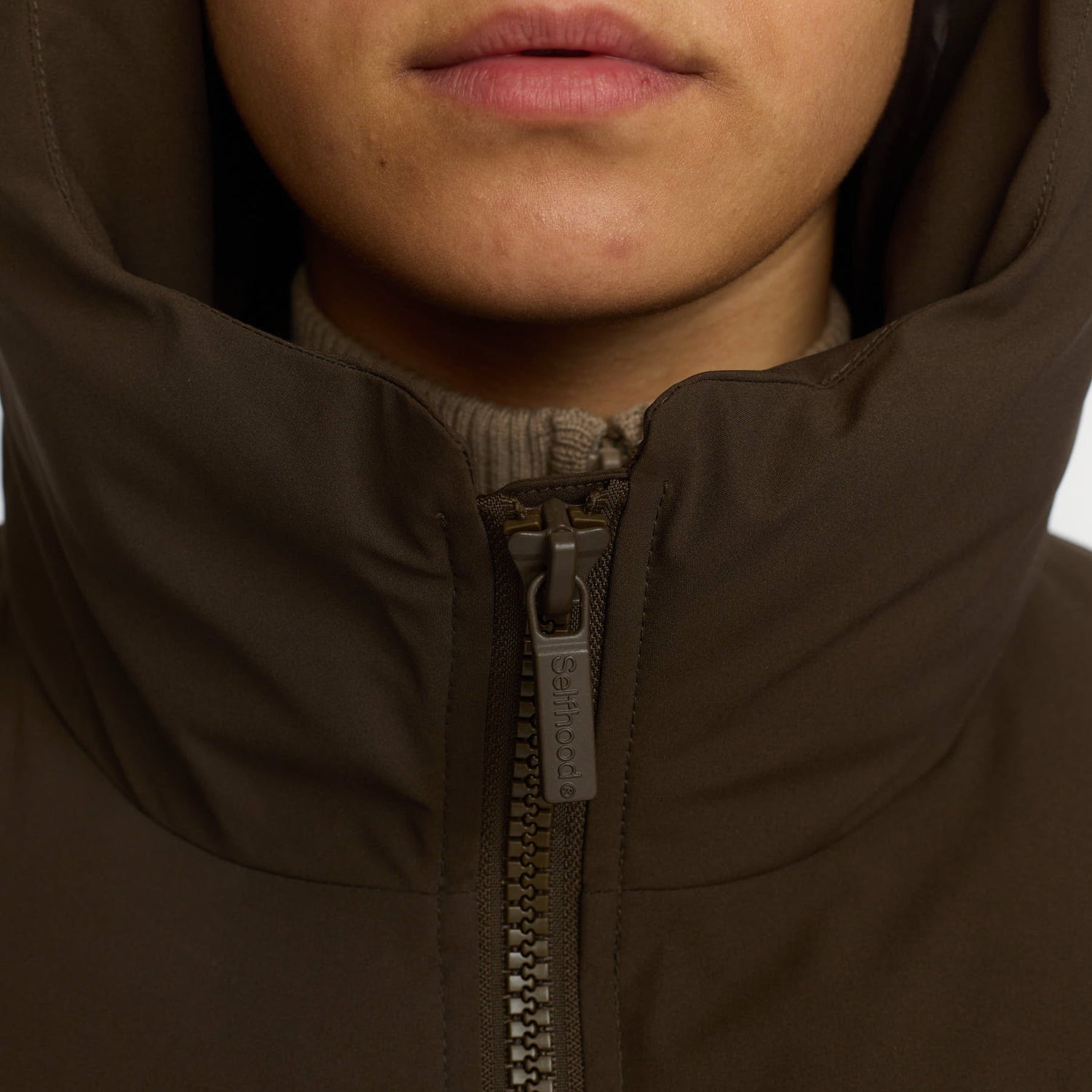 Mørkebrun dynejakke fra Selfhood - perfekt til efterår og vinter