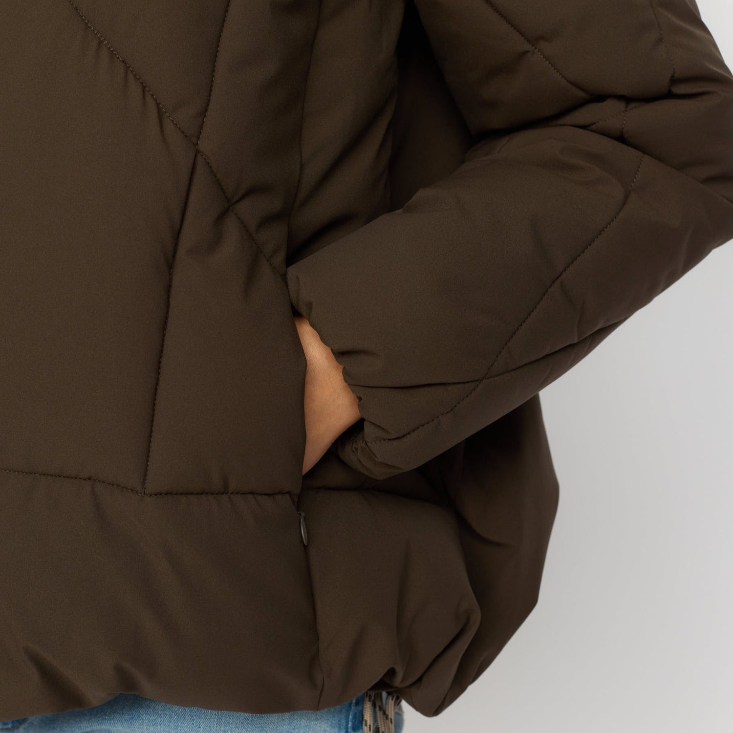 Mørkebrun dynejakke fra Selfhood - perfekt til efterår og vinter