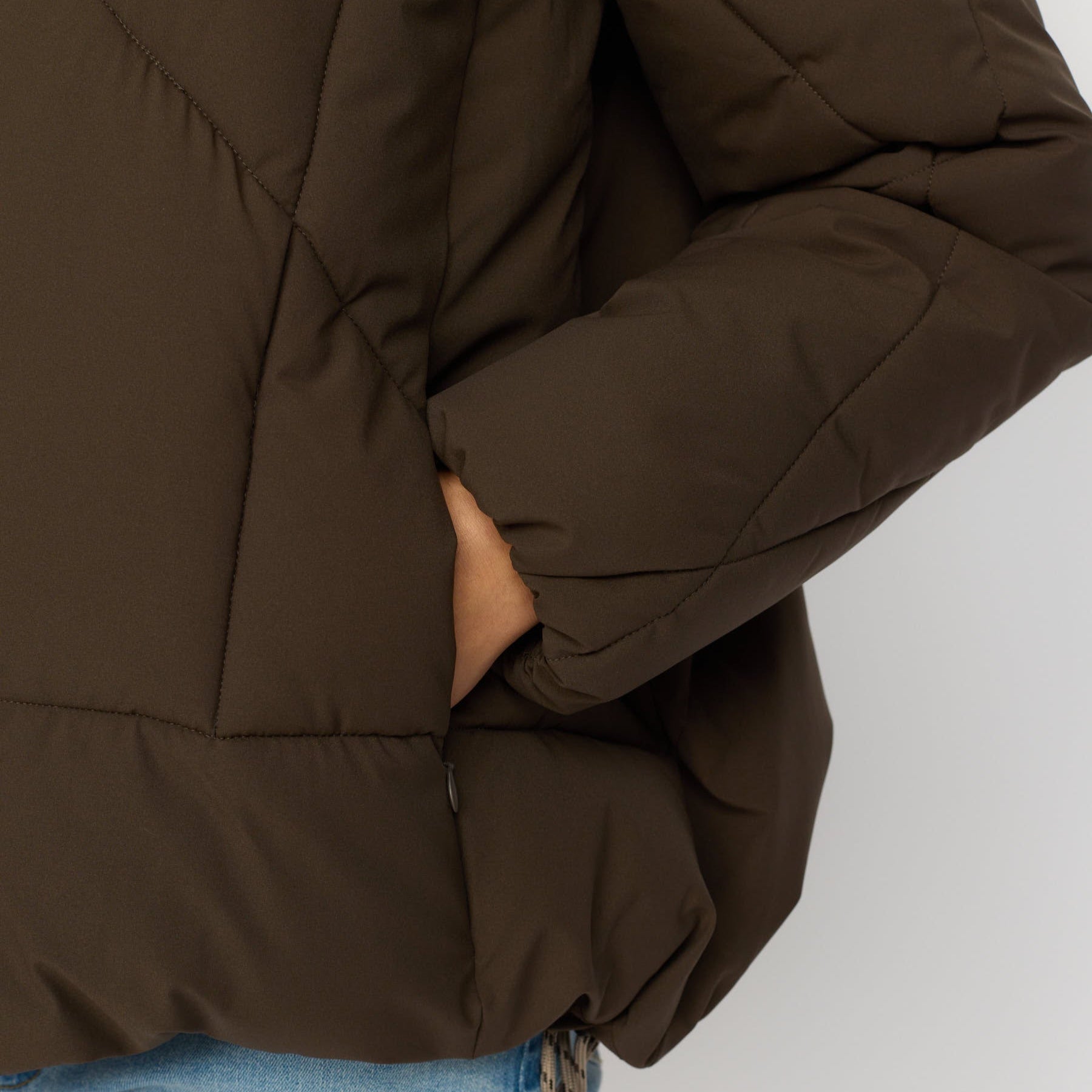 Mørkebrun dynejakke fra Selfhood - perfekt til efterår og vinter