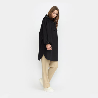 Sort poncho regnjakke fra Selfhood
