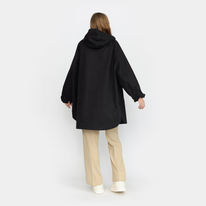 Sort poncho regnjakke fra Selfhood