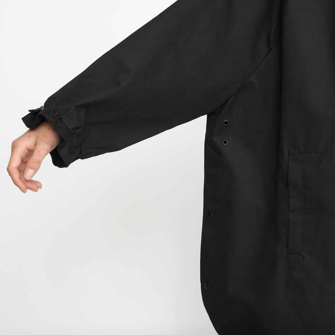 Sort poncho regnjakke fra Selfhood