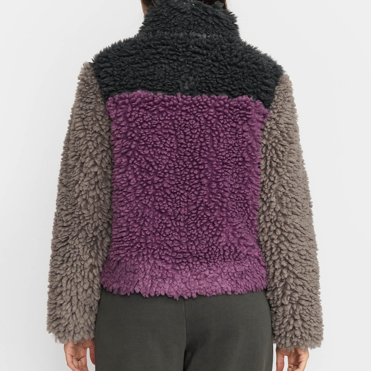Selfhood teddyjakke i lilla, mørkegrå og grå colorblock-design