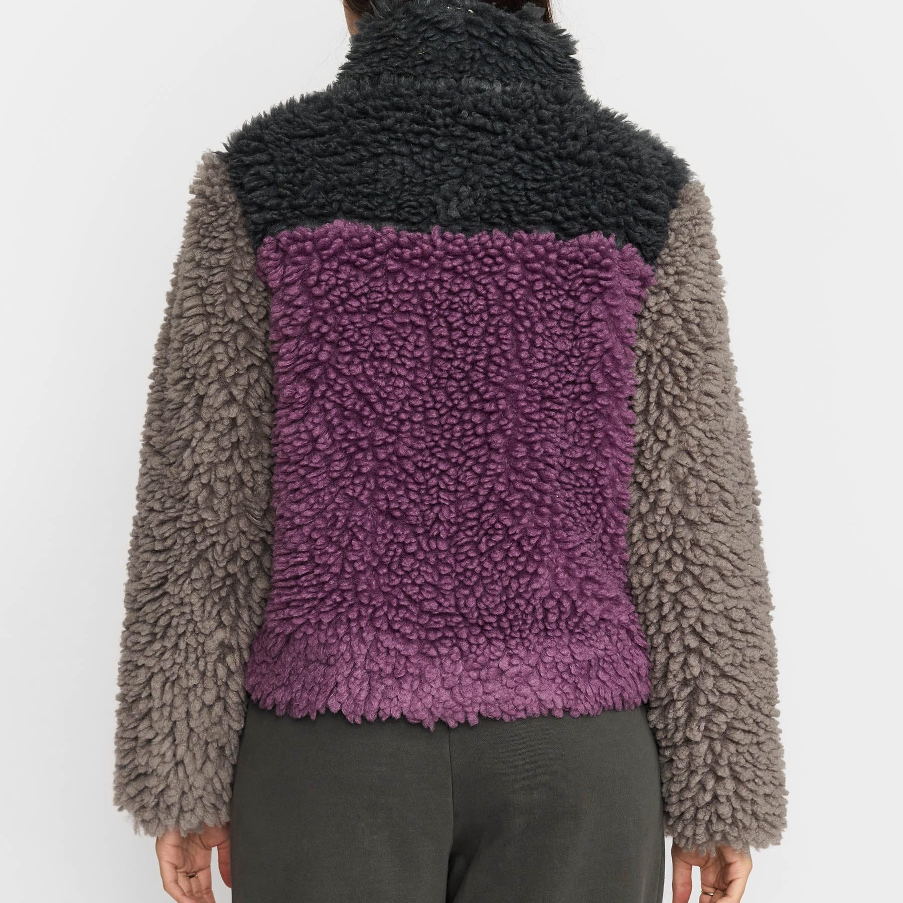 Selfhood teddyjakke i lilla, mørkegrå og grå colorblock-design