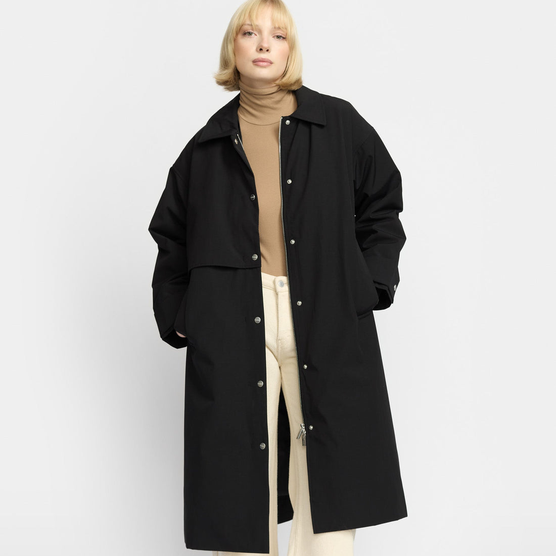 Sort trenchcoat vinterjakke fra Selfhood