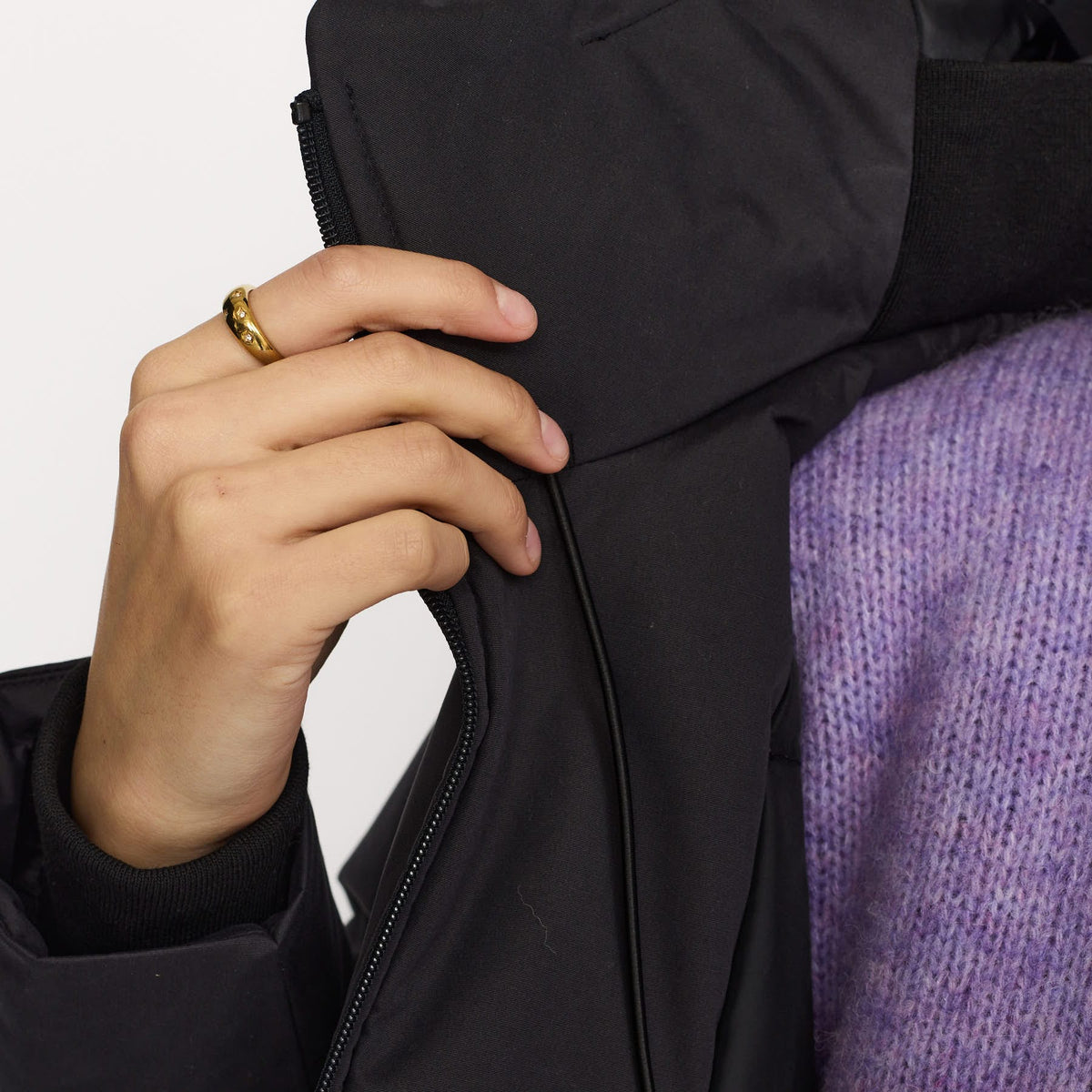 Lang sort damejakke fra Selfhood i recycled polyester