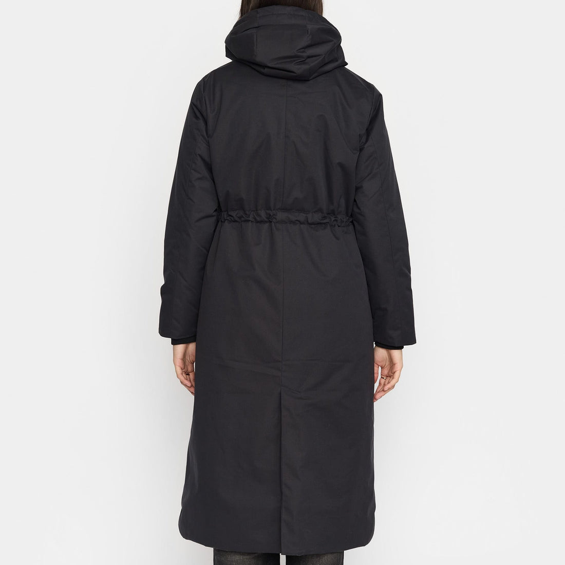 Lang sort parka fra Selfhood med justerbar hætte