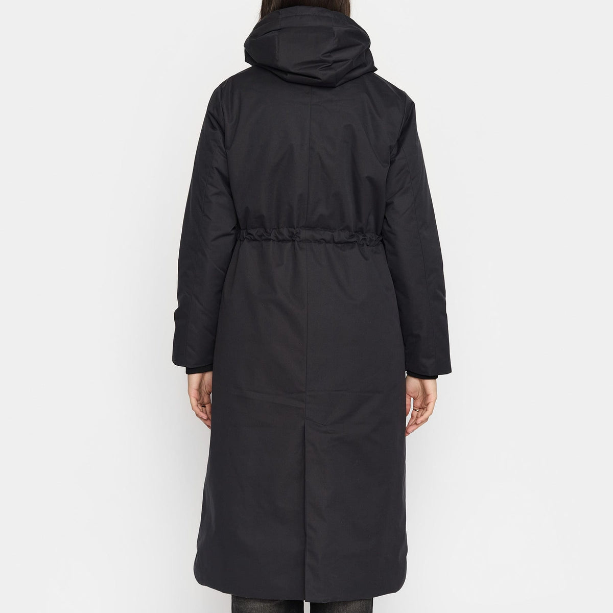 Lang sort parka fra Selfhood med justerbar hætte