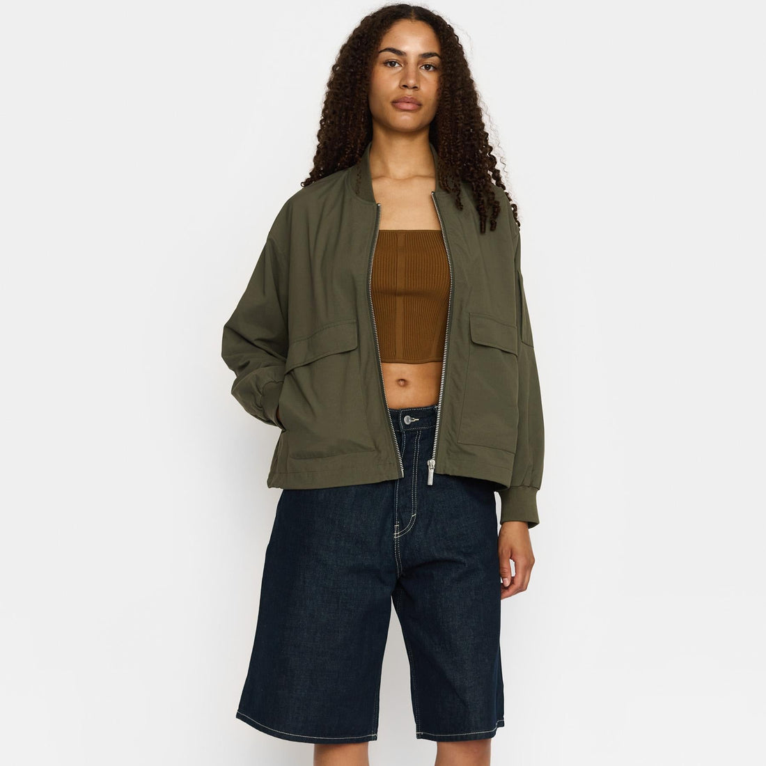 Let bomberjakke i oxford-vævning med oversized pasform set forfra