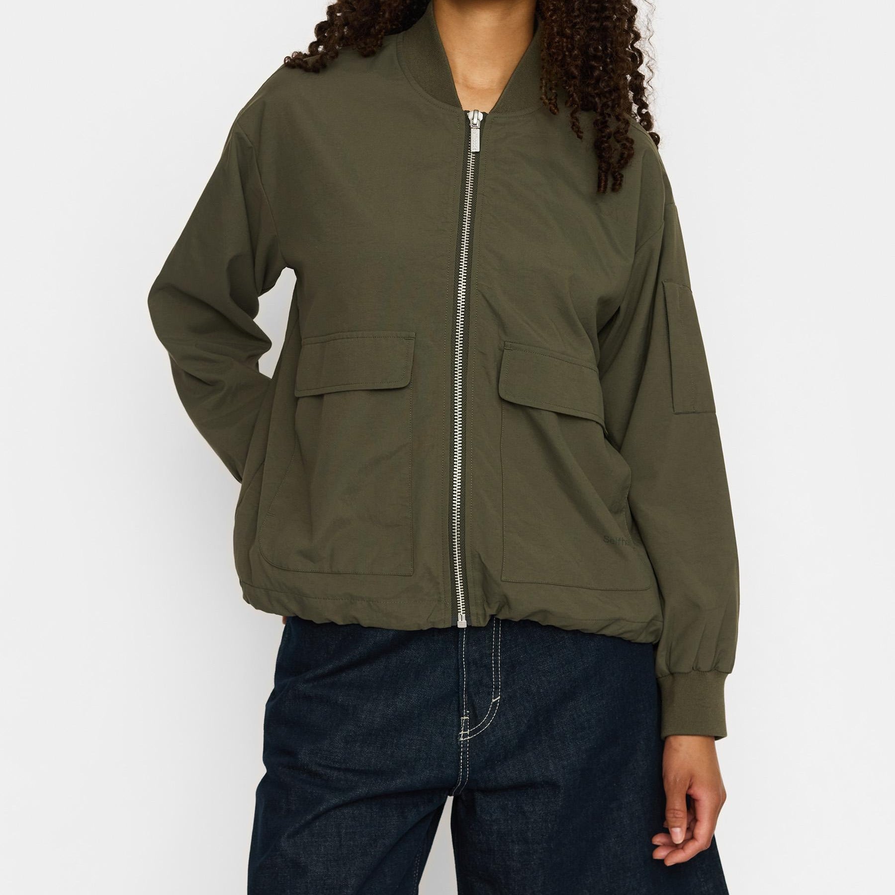 Bomberjakke med ribkant ved krave og ærmer samt metallynlås