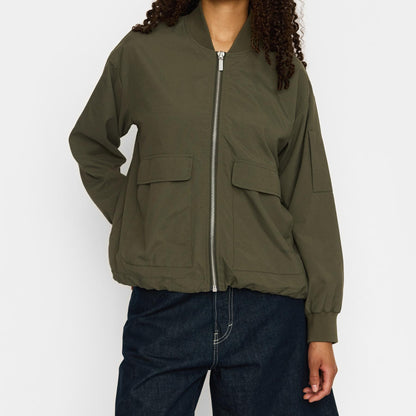 Bomberjakke med ribkant ved krave og ærmer samt metallynlås