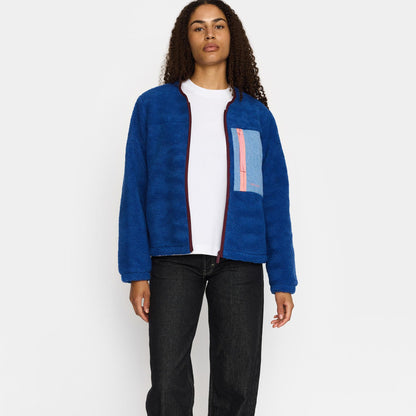 Blød fleecejakke i teddy-kvalitet med praktiske detaljer