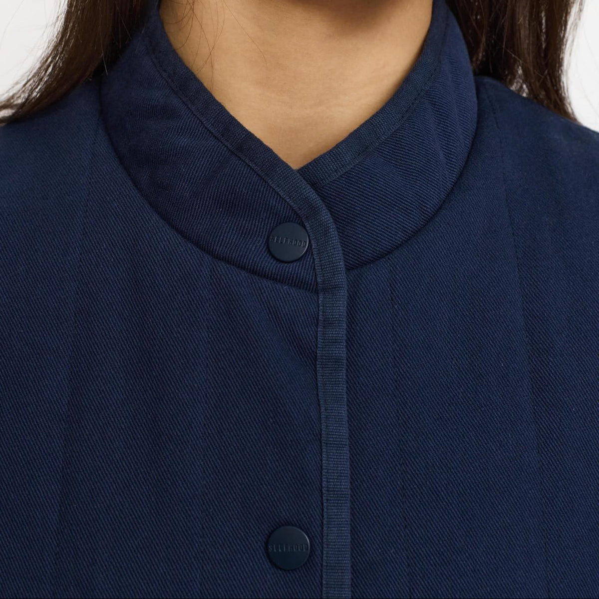 Closeup af krave på blå quilt vest fra Selfhood