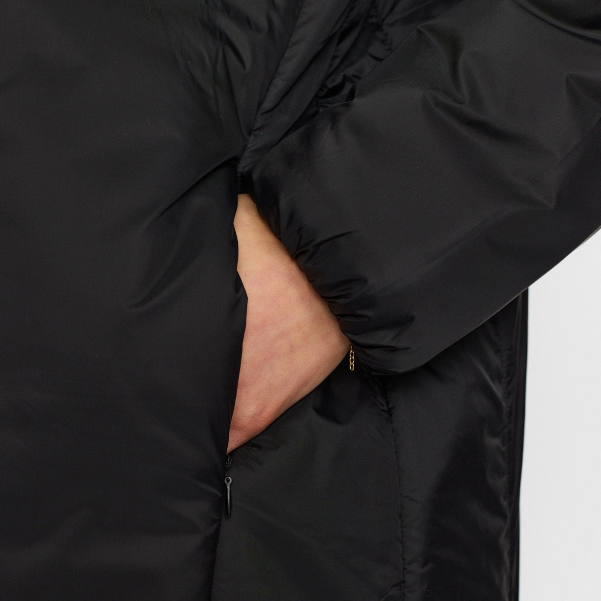 Sort hooded vinterjakke fra Selfhood i recycled nylon