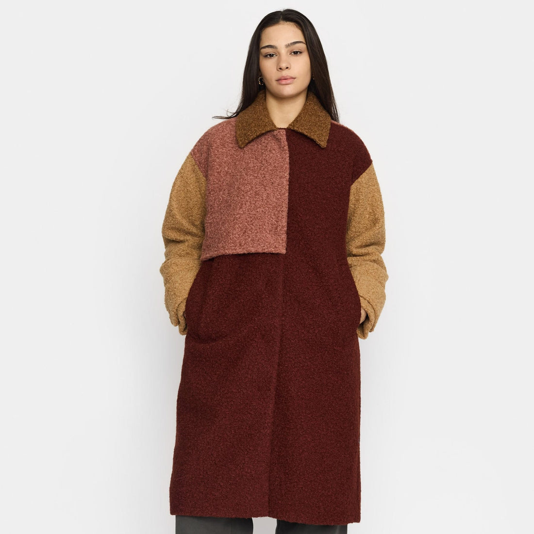 Rustfarvet trenchcoat jakke fra Selfhood i colorblock-design