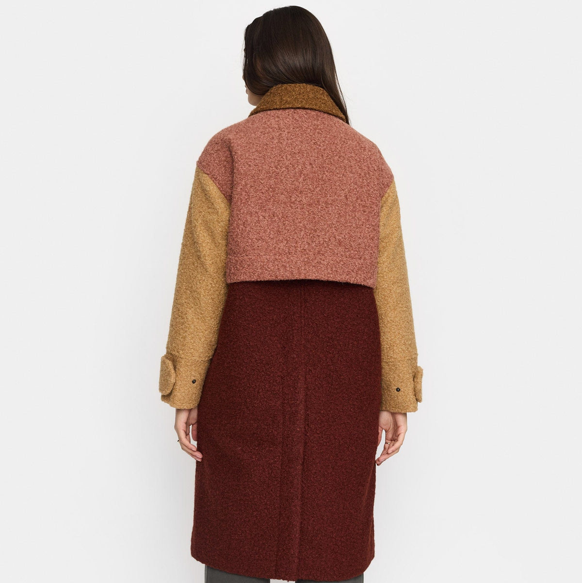 Colorblock trenchcoat fra Selfhood i recycled polyester bouclé