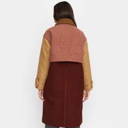 Colorblock trenchcoat fra Selfhood i recycled polyester bouclé