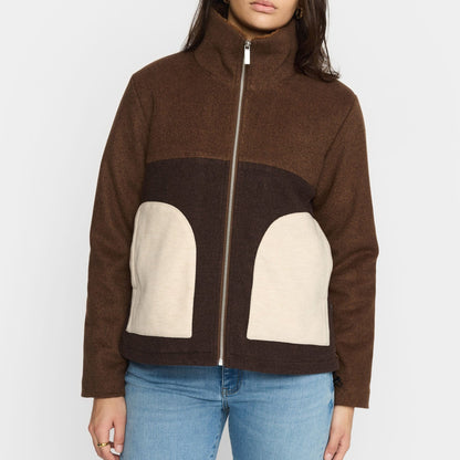 Colorblock jakke fra Selfhood i brun med hvide lommer - perfekt overgangsjakke