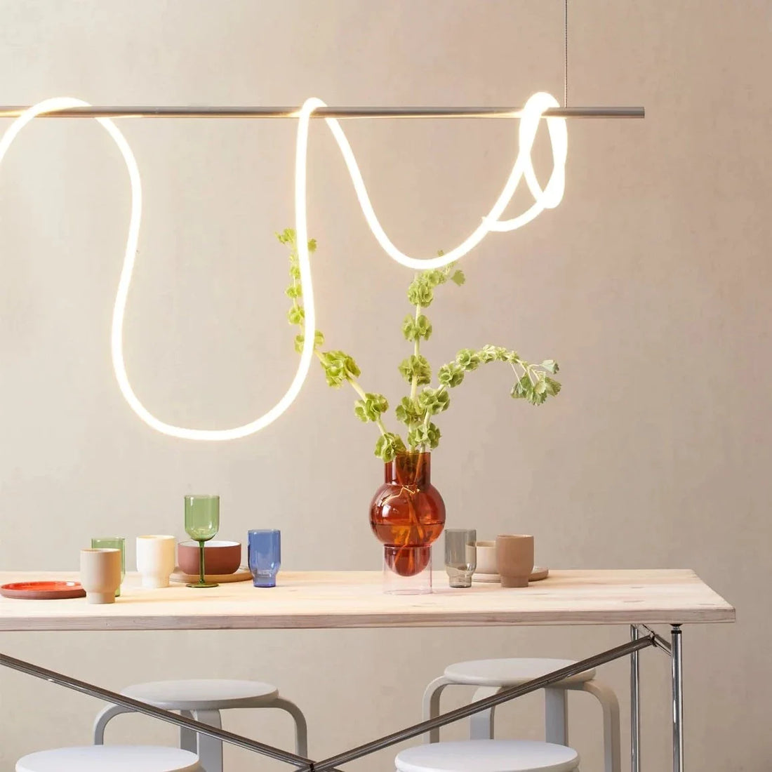 5 meter langt LED lysrør fra studio about i en varm hvidelig farve. Skab organiske former og brug den på væggen eller som spisebordslampe