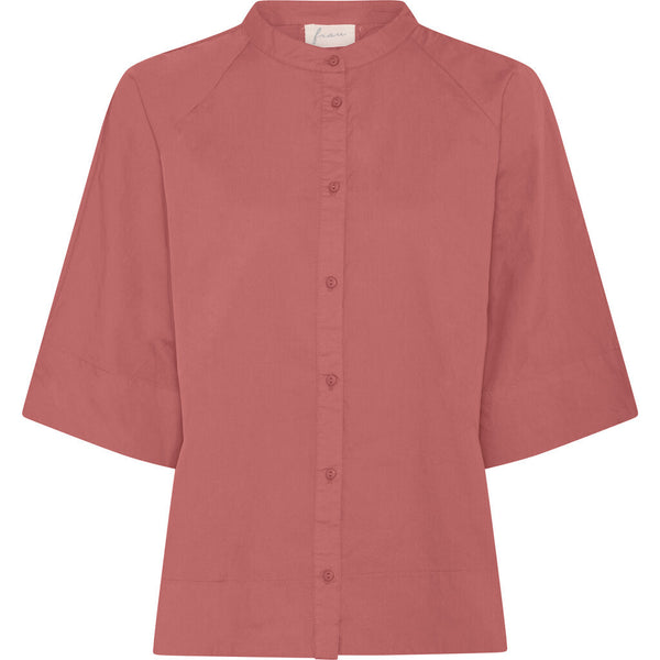 Abu Dhabi skjorten fra FRAU er en kort skjorte med kinakrave, som er gennemknappet og har læg på ryggen. Denne er i farven 'Ash Rose', som er en rødlig farve
