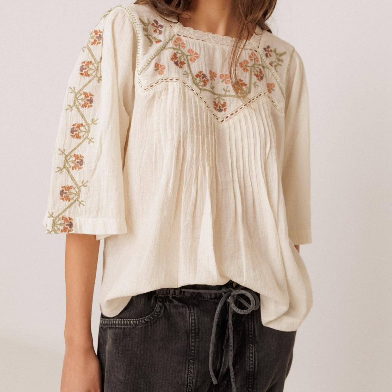 Feminine Indi &amp; Cold bluse med pintucks og dekorative broderier